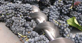 que-funcion-cumple-la-tolva-termica-para-vino-en-una-bodega
